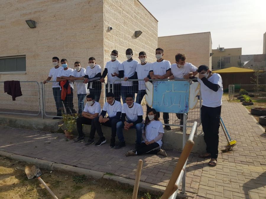 طلاب واحة الصحراء يتطوعون لانشاء حديقة روضة في شقيب السلام